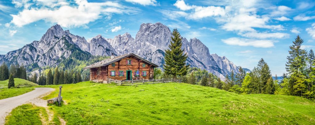 Chalet campagnard avec en fond d'imposantes montagnes