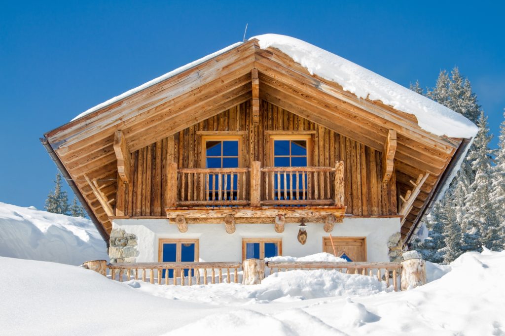 chalet cosy entouré de neige