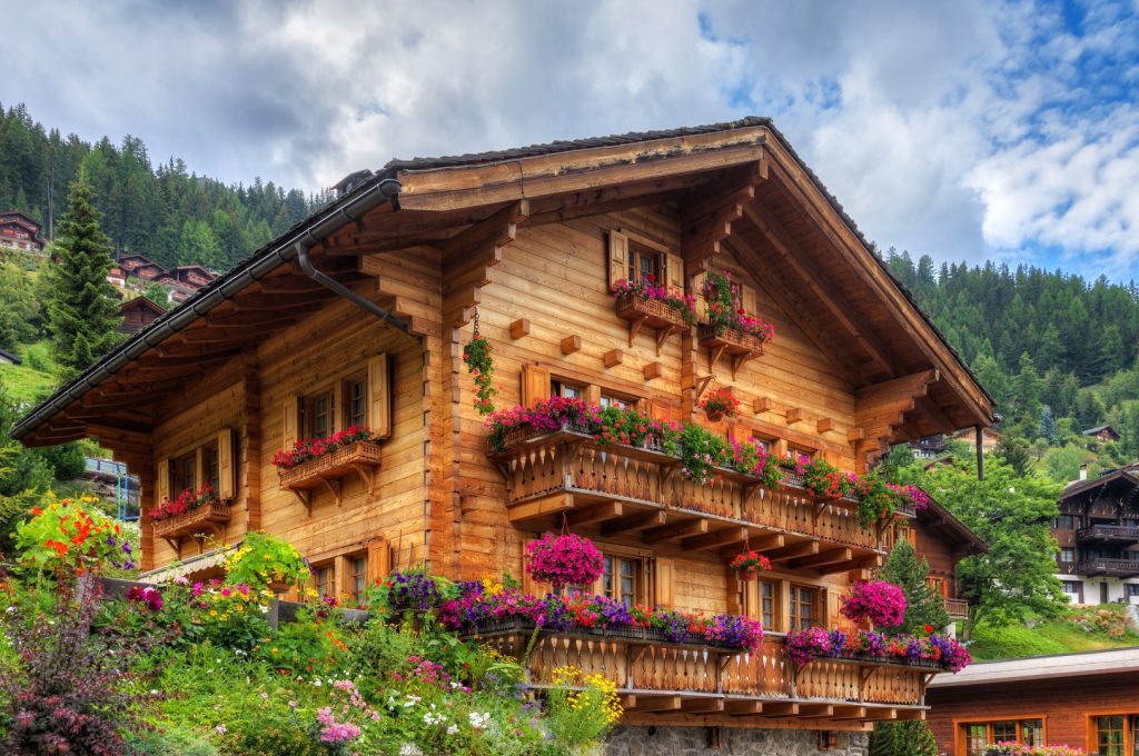 chalet rustique parsemé de fleurs en montagne