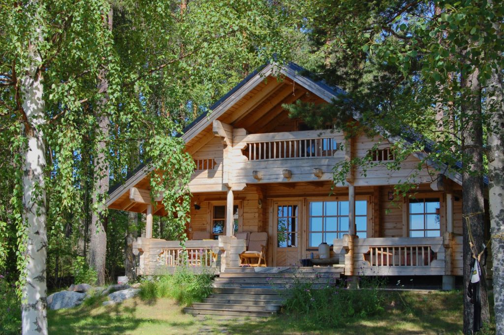 Chalet romantique entouré d'une forêt de boulots
